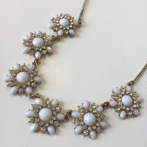 💎⁕💎Goldtone/White/Crystal Statement Necklace⁕💎 - Picture 4 of 5